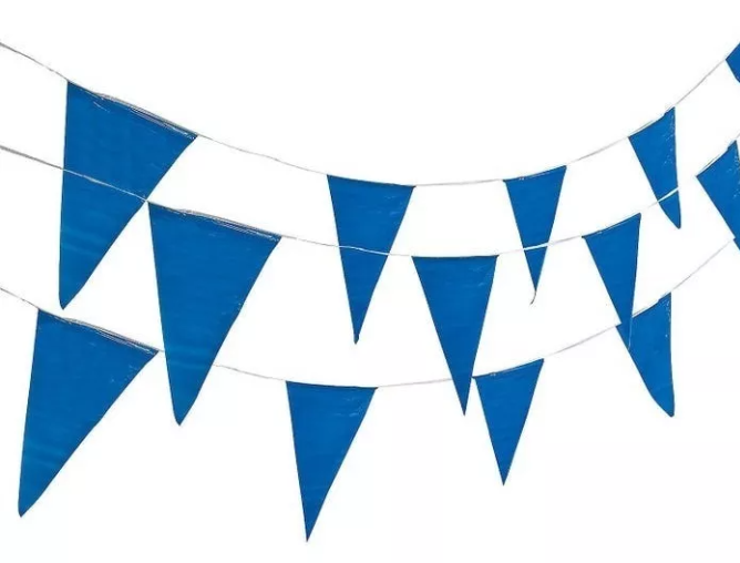 Tira de banderines triangulares en color azul rey, guía blanca de rafia, largo total de 50 metros, ideal para decoración exterior. Tira de banderines triangulares en color azul rey, guía blanca de rafia, largo total de 50 metros, ideal para decoración exterior.